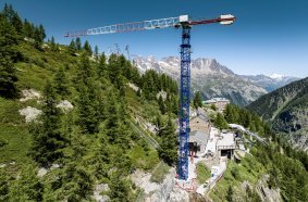 Liebherr’s 150 EC-B 8 is helping to build a new cable car station”.