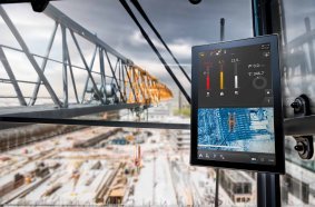 Clear overview: The Tower Crane Operating System (TC-OS) impresses with its streamlined menu structure on a twelve-inch multi-touch display. <br> Image source: Liebherr-International Deutschland GmbH