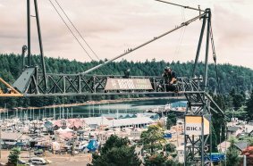 Getting ready for disassembly: employees of the crane hire provider Bigfoot Crane Company Inc. prepared for a special disassembly. 