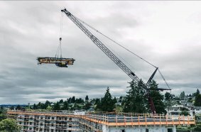  The Liebherr crane left the site in an unusual way. As there wasn't enough space to dismantle the fast-erecting crane once the building was erected, it was lifted over the building by mobile crane.