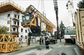  Preparation and planning for the job paid off: the crane was carefully set down on the other side of the building. 