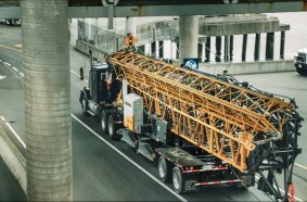  Liebherr fast-erecting cranes are optimised for transport. The crane is transported as a complete, ready-to-erect unit. Its small wheel gauge of just 6.05 metres makes the crane compact and agile. 