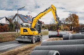The A 918 Compact Litronic short-tail wheeled excavator is used, among other things, in pipeline and sewer construction at Feickert Bauunternehmen.