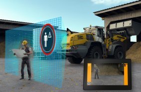 The Liebherr brake assistant automatically decelerates the wheel loader the moment the active personnel detection identifies a source of danger in the rear area.