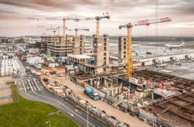 The top-slewing cranes from Liebherr have jibs with aircraft warning paintwork and smart assistance systems for maximum safety. 