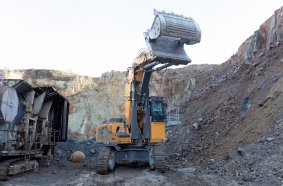  Featuring a bottom dump shovel attachment, this R 980 SME excavator is the first of its type to be delivered in France.