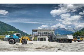 The large wheel loader with hydrogen engine was demonstrated in practical use during a machine show.
