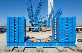 Staying on the ground – the large 450 tonne pallet for the suspended ballast is only required to raise and lower the lattice boom.