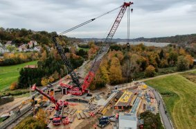 The LR 1750/2 had to move gross loads of around 300 tonnes to a lifting height of up to 27 metres and an outreach of up to 25 metres.