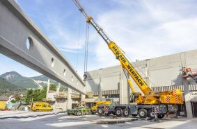 When lifting the 42-metre-long truss from the truck, both mobile cranes were at maximum capacity with a load of 51 tonnes each