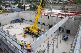 Success: the LTM 1130-5.1 has already lifted the first of the massive floor trusses into its final position. 