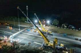 Classic tandem lift: The Steil/ATS cranes set the huge girders down on the abutments with millimetre precision.