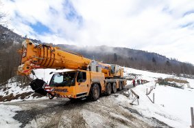 Snow chains – on several occasions the powerful 5-axle crane required snow chains to ensure it could get to the site easily. “We always carry snow chains with us anyway”, says Oliver Thum from Prangl GmbH.