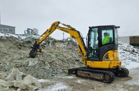 MB-G400 & Komatsu PC 35MR in Lithuania while recycling glass