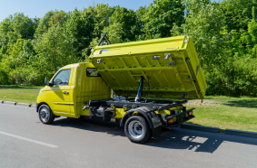Premiere of the new compact three-way tipper