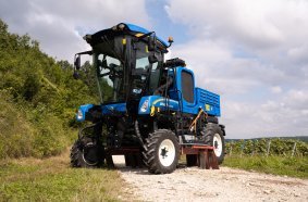 New Holland Agriculture extends the XPower family of electric weeding solutions with the new XPN concept for narrow vineyards integrated in the New Holland Braud 9000N carrier.