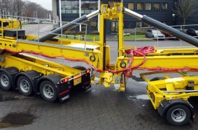 The increase in ease of operation, safety and efficiency is also reflected in the way in which the tower sections are connected to the lift adapters of the Nooteboom MWT-XL. <br> Image source: Nooteboom Trailers