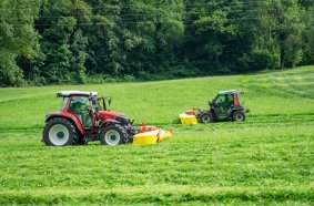 The NOVACAT F 3100 ALPIN and the NOVACAT F 2700 ALPIN front mowers can be operated with lightweight tractors and twin axle mowers.