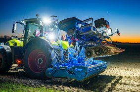 Thanks to the semi-mounted design, hydraulic cylinders lift and swivel the seed drill forwards simultaneously.