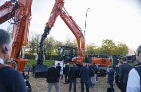 Hitachi ZX350LC-7 excavator with clamshell telescopic arm