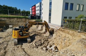 A 25-tonne crawler excavator and an EKT 100 drum cutter attachment from KEMROC during the excavation of a building in the Paderborn Technology Park. 