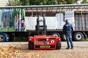 Ready for use in no time, flexible and capable of carrying heavy loads - the PALFINGER BM 214 truck-mounted forklift offers many convincing features. 