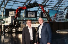 From left to right: Gerhard Auer (Global Product Management Loader Cranes, PALFINGER EUROPE GMBH) and Andre Kluge (VP EMEA Sales & Service, PALFINGER EUROPE GMBH) presented the TEC range.