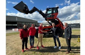 Company representatives from LINDE and SENNEBOGEN jointly present the new telehandlers in the characteristic colour scheme.