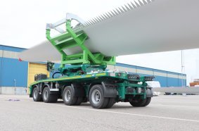 The trailing dolly with pneumatic suspension plus the new Goldhofer Interface and Vestas clamp ensure a smooth ride for the turbine blades. <br> Image source: Gold-hofer
