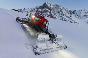 The MAN D3876 for the PistenBully 800 has also been modified for cold start capability, use up to 2,500 metres in altitude without power reduction and extreme lean angles.