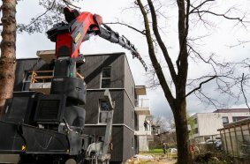 Balcony railing sections must be safely hoisted over the multi-unit building — a task the PK 580 TEC masters effortlessly.