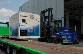 FTMH’s FTF 26-12 EL electric forklift lifts TecnoGen’s BESS with a charging interface. Both applications are powered by Volvo Penta’s battery systems for electromobility and energy storage.