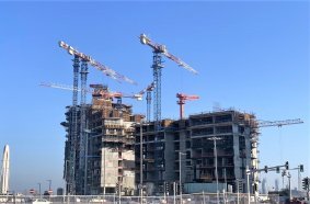 Raimondi flattop tower cranes put to work for Qatari mega project