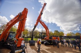 Hitachi ZX350LC-7 excavator with clamshell telescopic arm