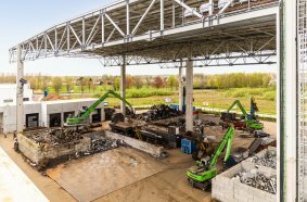 The SENNEBOGEN machines support the sorting of scrap. 