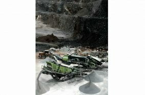 The all-electric plug-in screener S12 from MESDA: Powerful and energy-efficient solution for demanding applications in natural stone, mining and recycling.