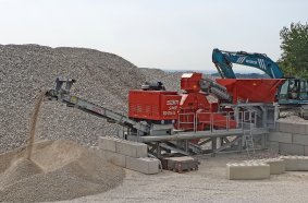 As a diesel-electric skid-steer plant, the SMR crusher – here the 10/5/4 model – processes oversize material and rock mixes from stockpiles in a highly flexible manner.