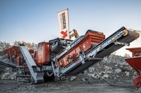 At its parallel large-scale demonstration at the nearby Obermayr gravel pit, the German SBM dealer Kurz presented, among other plants, the REMAX 450 impact crusher.
