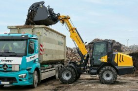 The new telescopic wheel loader 8620 T-3 at work in a recycling facility: The new, comfortable cab and the innovative assistance systems ensure greater efficiency for daily use.