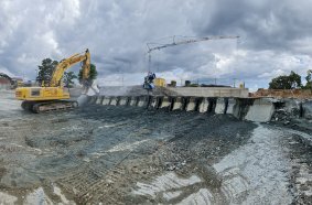 At the Kassel sewage treatment plant, rainwater overflow basins are being replaced. Schnittger cut through the huge, ring-shaped rim of the basin with a KEMROC DMW 220 cutter wheel on a 40-tonne excavator.