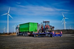 The Hüffermann multi carrier offers outstanding versatility for the transport of wheeled vehicles, roll-off and skip containers, ISO containers and much more.