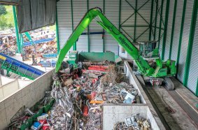Electrically driven, environmentally friendly and effective in scrap handling: SENNEBOGEN 830 E material handler in the tracked version loads the shear with 17 m equipment in a partially open hall 