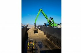 With a reach of 17 metres, the 830 G Hybrid can easily reach low-lying material in the ship’s hold.