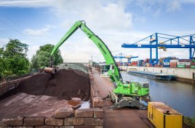 Up to 800 t per hour: When loading ships, the material handler 860 E Hybrid in the electric version offers top performance thanks to its high load capacity and 23 m of equipment length. 