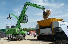 At the VDMA outdoor demonstration area, SENNEBOGEN and UNTHA demonstrated a semi-autonomous shredder feeding application with the new 826 G Electro Battery, showcasing the intelligent integration of modern recycling processes in practice.