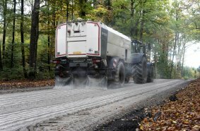 In the first step, cement was laid down by a Streumaster SW 112 TC tractor-towed binding agent spreader from Streumaster.