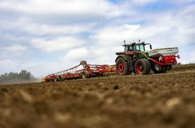 AMICO F front hopper and TERRADISC 10001 T with distribution system.