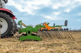 Amongst other things, the three-row harrow makes light work of straw distribution after the combine