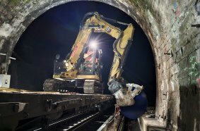 The operator positions the excavator perpendicular to the axis of the tunnel and positions the KEMROC diamond saw on the cable duct at intervals of 150 cm.