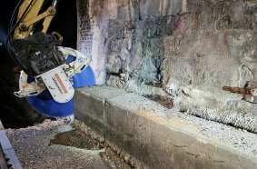 Cutting through the cable duct – with little dust thanks to water spraying. Then the cut section of concrete is lifted loose and loaded for transport.